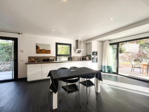 Nhà bếp/bếp nhỏ tại Modern villa with great views to the Canigou