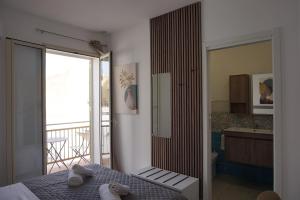 Camera con letto e bagno con balcone. di La Scala del Moro Rooms - Dolce Risveglio a Lampedusa
