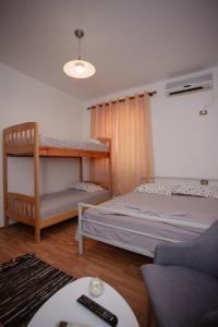 Ένα ή περισσότερα κρεβάτια σε δωμάτιο στο Hotel Shkodra Lake