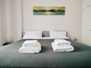 A bed or beds in a room at Koukaki cozy apartment 5 minutes to metro