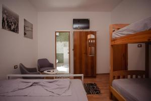 Ένα ή περισσότερα κρεβάτια σε δωμάτιο στο Hotel Shkodra Lake