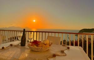 uma mesa com um cesto de comida e uma garrafa de vinho em Ponza Le Forna em Ponza