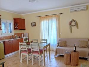 Kuchyň nebo kuchyňský kout v ubytování Odysseion Apartments