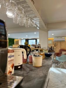 a kitchen counter with glasses on top of it at Alma Candida 15 in Ganfei