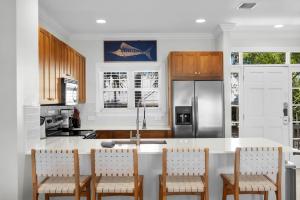 una cucina con bancone bianco e armadi in legno di NEW LISTING! Waterfront Villa 35 with boat slip townhouse a Marathon