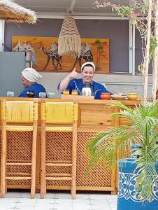 een vrouw die aan een tafel in een restaurant zit bij Riad Les Gazelles D'Orient Marrakech in Marrakesh +114 foto's