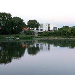 un edificio sentado a un lado de un lago en Villa Bagulina, en Drniš