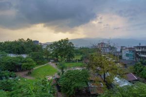 vista su un parco con alberi e edifici di Rainbow's Rainbow Chiang mai a Chiang Mai