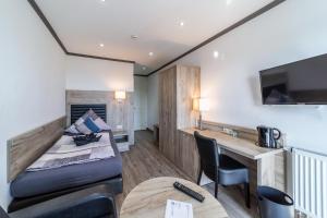 Ein Bett oder Betten in einem Zimmer der Unterkunft Hotel Zum Halbmond