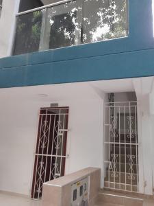 卡塔赫納的住宿－Apartaestudio Cartagena 2P，两扇门,位于一栋带窗户的建筑内