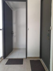 an empty hallway with two doors and two mats at Apartaestudio Cartagena 2P in Cartagena de Indias