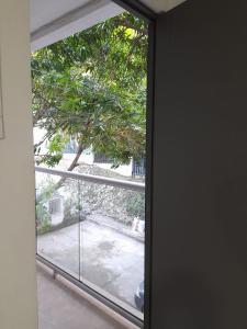 卡塔赫納的住宿－Apartaestudio Cartagena 2P，享有树景的开放式窗户