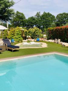阿爾貝羅貝洛的住宿－La linea dell'orizzonte，庭院内的大型游泳池,设有庭院