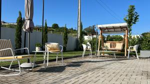 een groep stoelen en tafels op een patio bij Alma Candida 25 