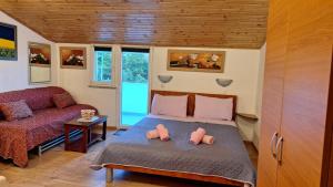Habitación pequeña con cama y sofá en Apartments Alex, en Rovinj