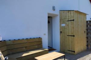 a room with a wooden bench and a locker at Joli Duplex proche de Biarritz : Le DuplexA in Arcangues +2 photos