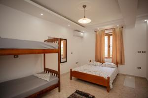 Ένα ή περισσότερα κρεβάτια σε δωμάτιο στο Hotel Shkodra Lake