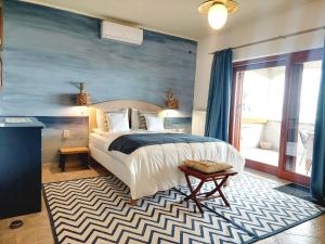 道喬尼托毛伊的住宿－Maison Bagatell Badacsony，一间卧室设有一张床和蓝色的墙壁