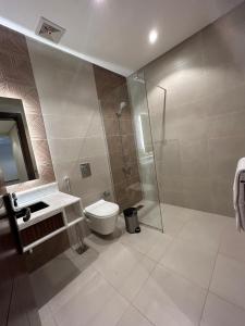 un bagno con doccia, WC e lavandino di نمو الديار a Gedda