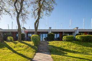 克萊佩達的住宿－斯米蒂尼遊艇俱樂部酒店，一座有树木和砖路的建筑
