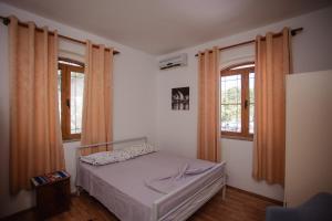 Ένα ή περισσότερα κρεβάτια σε δωμάτιο στο Hotel Shkodra Lake