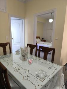 un comedor con mesa de cristal y una habitación con comedor en Robert House, en Samos