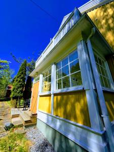 una casa con una casa blu e gialla di Rauma Room's House 11 a Rauma