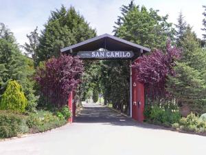 un edificio rojo con un letrero que dice San Carlos en Hotel San Camilo, en Navarrete