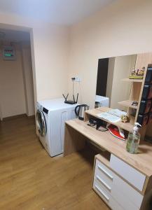 Zimmer mit einer Waschmaschine und einem Schreibtisch in der Unterkunft HANCHO - KAPANA CENTER PLOVDIV in Plowdiw
