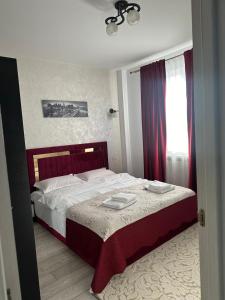 a bedroom with a bed with two dishes on it at Apartament Rezidențial in Suceava