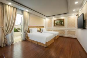 1 dormitorio con 2 camas y TV de pantalla plana en The Light Hotel, en Hanói