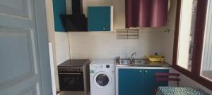 een kleine keuken met een wasmachine en een wasmachine bij VILLA Le MARVIVO in La Seyne-sur-Mer