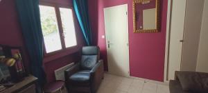 een kamer met een deur, een stoel en een spiegel bij VILLA Le MARVIVO in La Seyne-sur-Mer