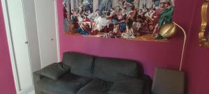 een woonkamer met een bank en een schilderij aan de muur bij VILLA Le MARVIVO in La Seyne-sur-Mer