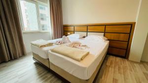 Un dormitorio con una cama con dos bebés. en Ayyıldız Pansiyon Apart, en Degirmen