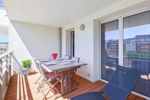ein Esszimmer mit Tisch und Stühlen auf einem Balkon in der Unterkunft Beautiful apartment with terrace Annecy in Annecy + 2 Fotos