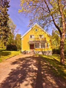 una casa gialla con un vialetto davanti di Rauma Room's House 11 a Rauma