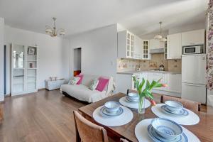 a kitchen and living room with a table and chairs at Apartament Gdańsk in Gdańsk