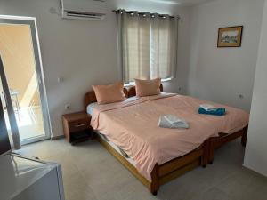 Ένα ή περισσότερα κρεβάτια σε δωμάτιο στο Villa Stefan Ohrid +55 φωτογραφίες