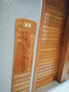 CITI HOTEL في Hilongos: باب خشبي عليه ثعبان منحوت