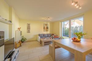 ein Wohnzimmer mit Tisch und Couch in der Unterkunft Meeresrauschen in Ostseebad Koserow