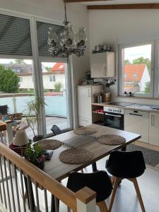cocina con mesa de madera con sillas y comedor en Torsten´s Home, en Wunstorf