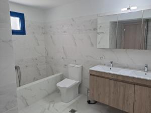 Ένα μπάνιο στο Aegean Apartments Evia