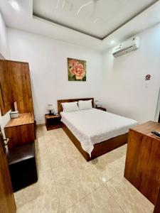 ein Schlafzimmer mit einem Bett in einem Zimmer in der Unterkunft Khách Sạn Trung Anh 78 HAI BÀ TRƯNG BMT in Buon Ma Thuot