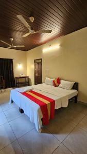 1 cama grande en un dormitorio con techo de madera en Casa Marari, en Mararikulam