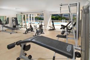 un gimnasio con máquinas de correr y una piscina en Hotel Antares, en Cattolica