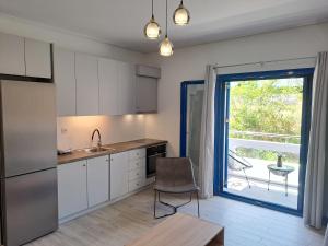 Η κουζίνα ή μικρή κουζίνα στο Aegean Apartments Evia