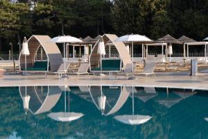 Бассейн в Lino delle Fate Eco Resort или поблизости