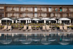 Бассейн в Lino delle Fate Eco Resort или поблизости
