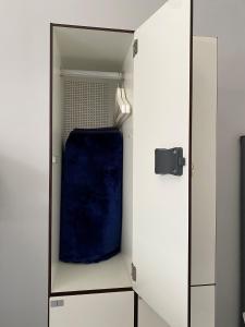 Un armario con una bolsa azul dentro. en Albergue de Villava, en Villava